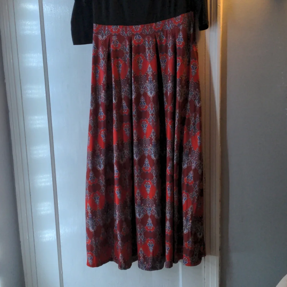 Beautiful dress - Picture 2 of 2